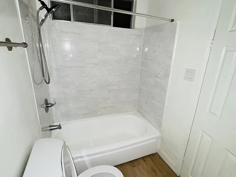 6248 Woodman Ave #17 — Photo 8