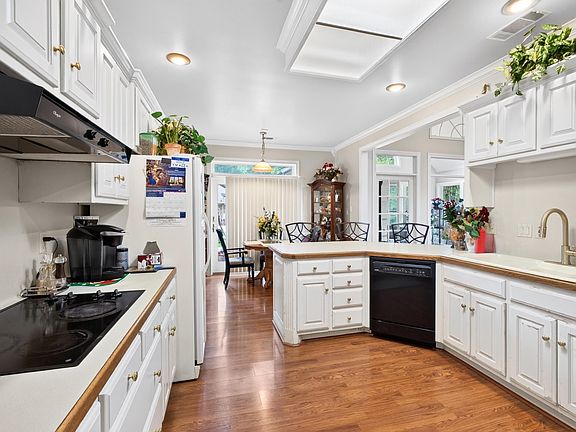 5th image of 21 Turnberry Dr