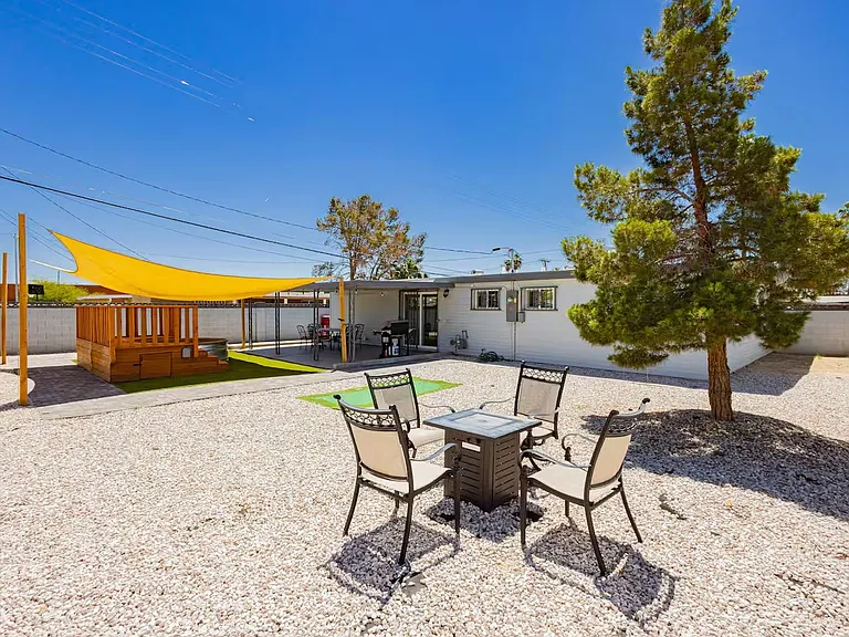 1634 Serenada Ave — Photo 2