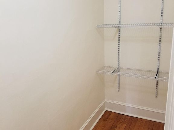 4th image of 1134 W Pratt Blvd