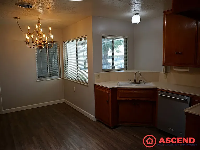 722 Salem St — Photo 5