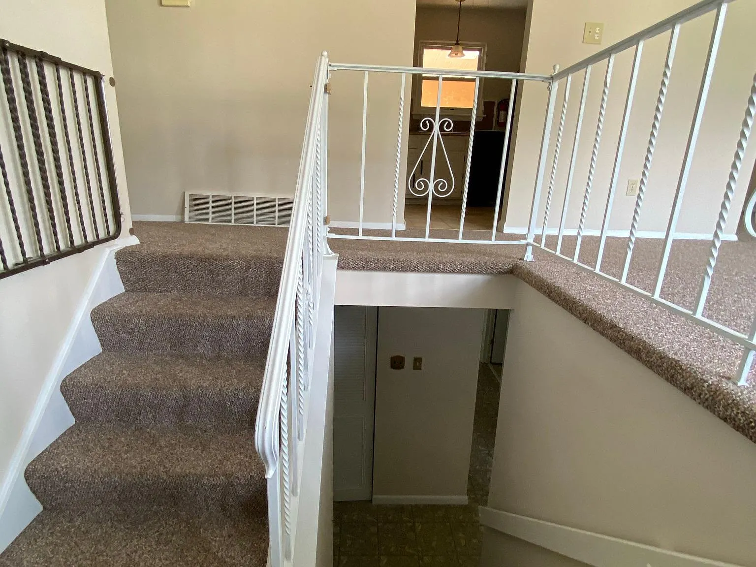 6 bed, 2480 sqft, $3,400 — Photo 4