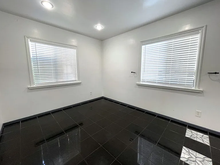 8824 Tyrone Ave — Photo 8