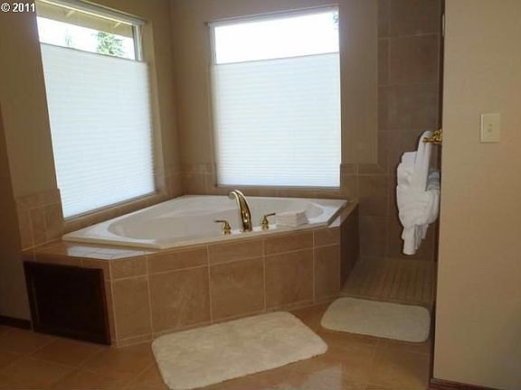 5th image of 609 NE 138th Ave
