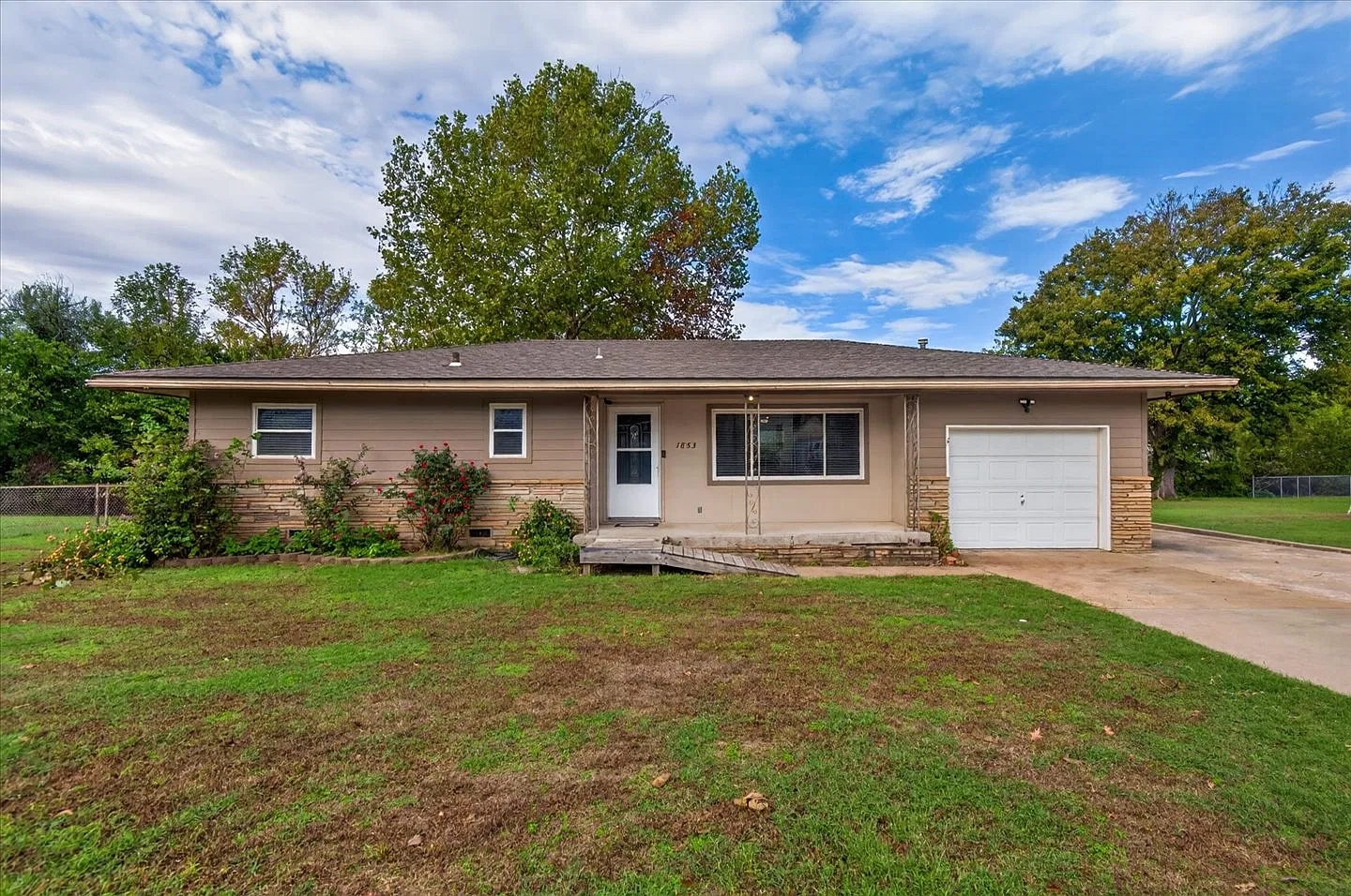2 bed, 1.0 bath, 1293 sqft, $1,300 — Photo 1