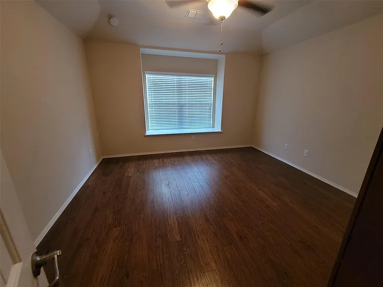 8913 Eastwood Ave — Photo 7