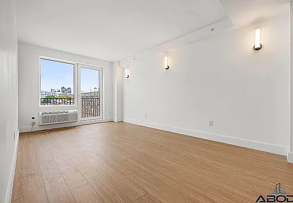 4th image of 124 Erasmus St #1B