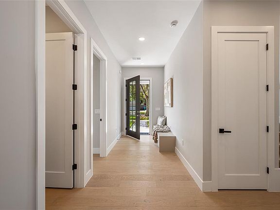 3rd image of 1425 W Yale St