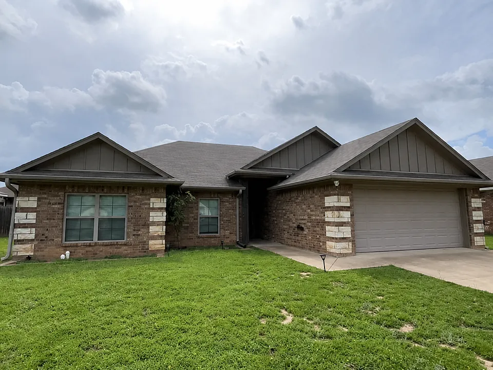 438 Ambrose Ave