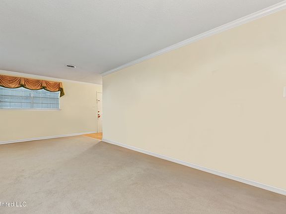 4th image of 15538 Parkwood Dr S