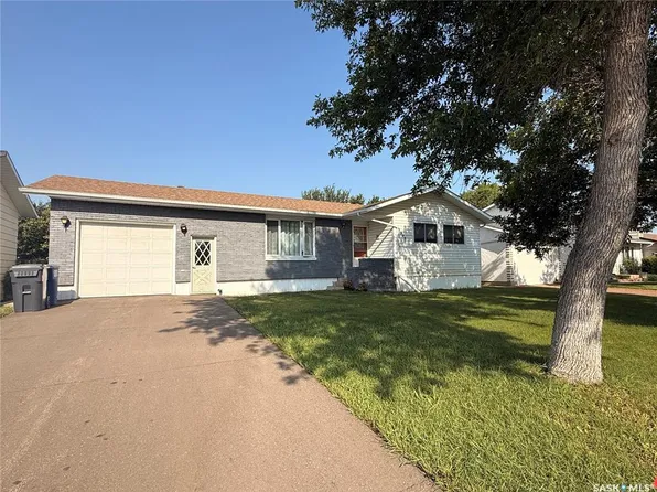 595 9th STREET W, Shaunavon, SK S0N 2M0