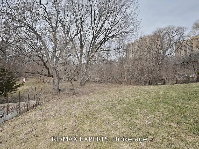 24 Loney Ave #LOWER — Photo 13
