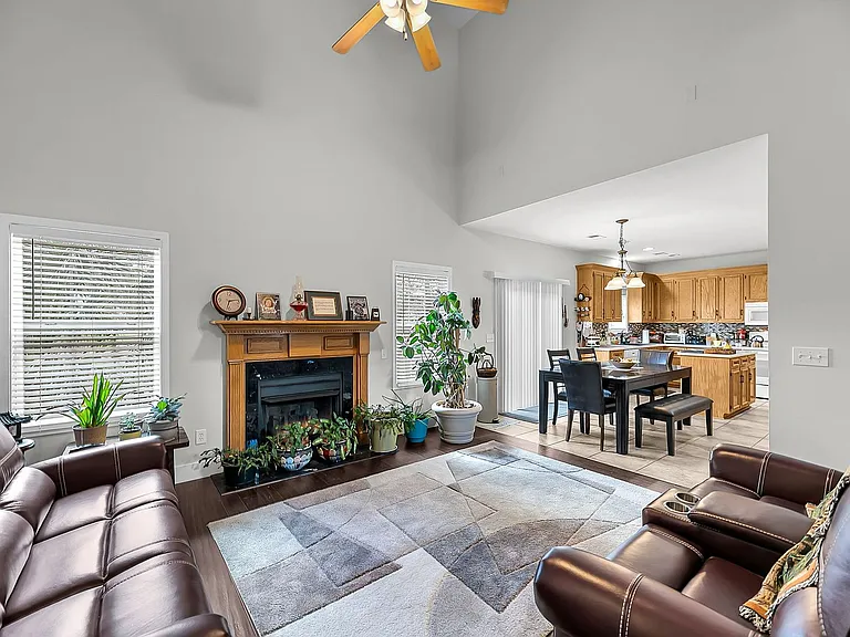 8725 Evangeline Dr — Photo 2