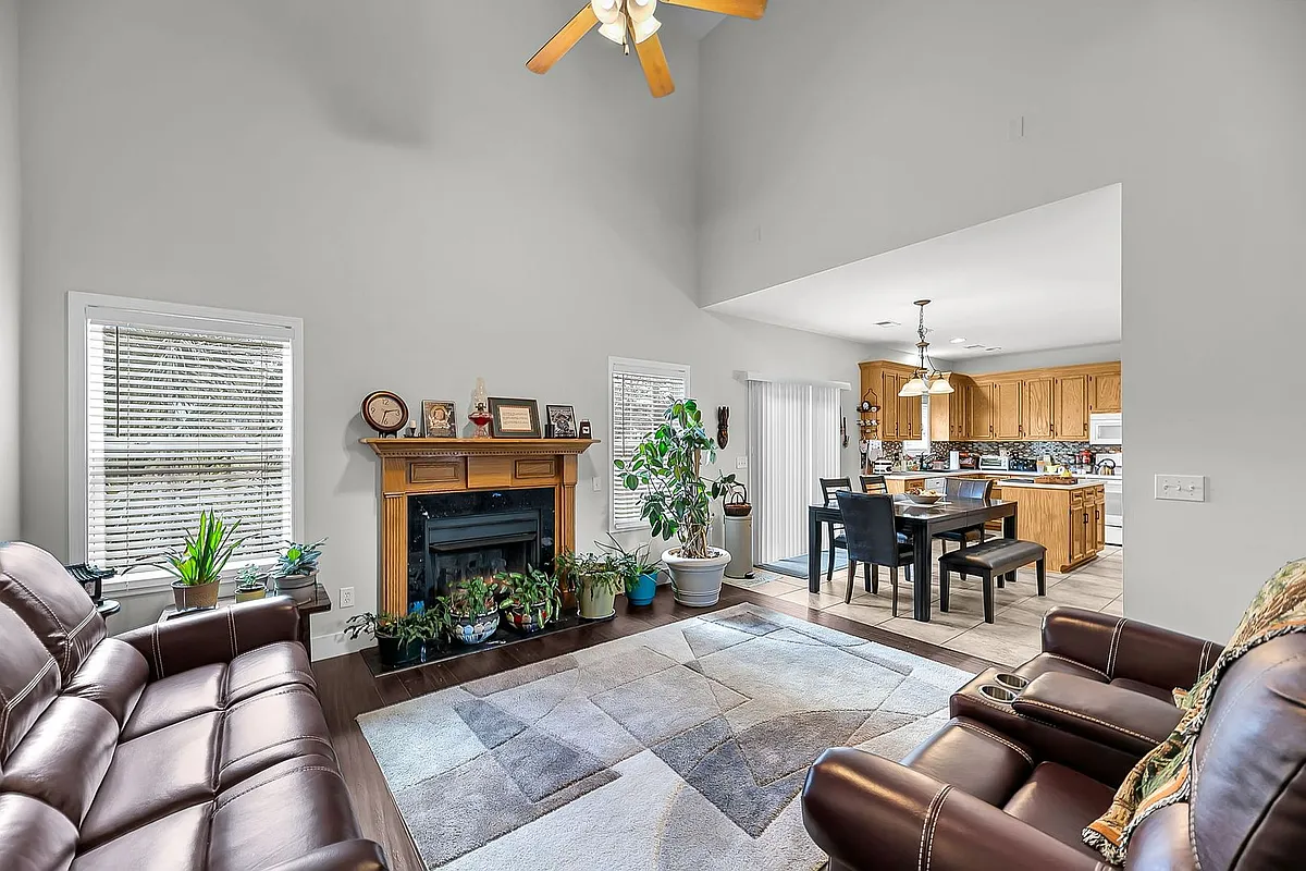 Building Photo - 8725 Evangeline Dr
