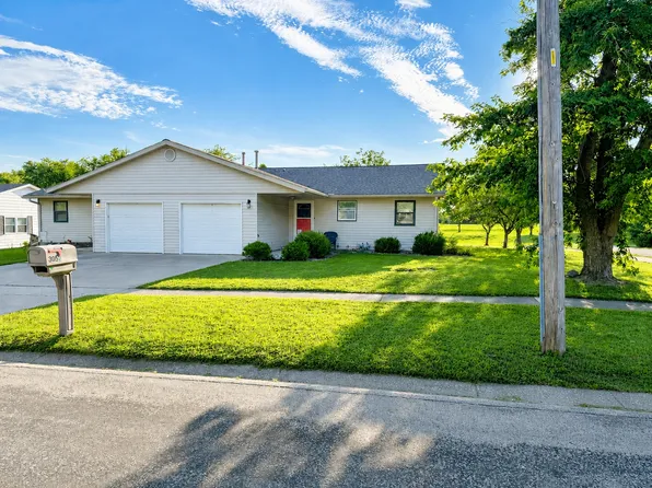 305 Raymond Dr #B, Mahomet, IL 61853