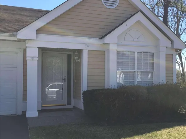 81 Glen Dr, Ridge, NY 11961