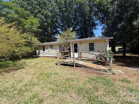 3rd image of 411 Pennigar Rd