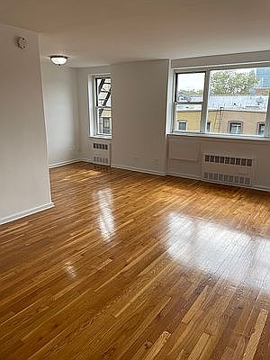 2nd image of 3443 Crescent St APT 3F
