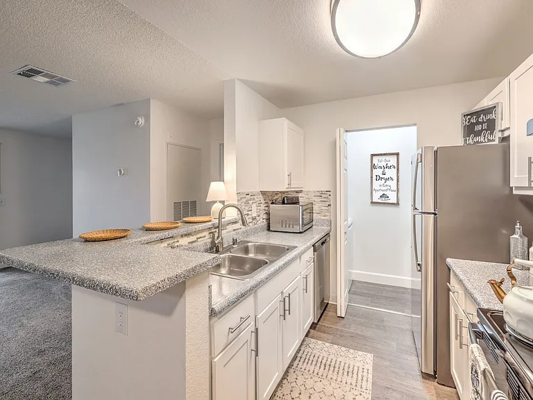 Silver Stream Apartments — Photo 8