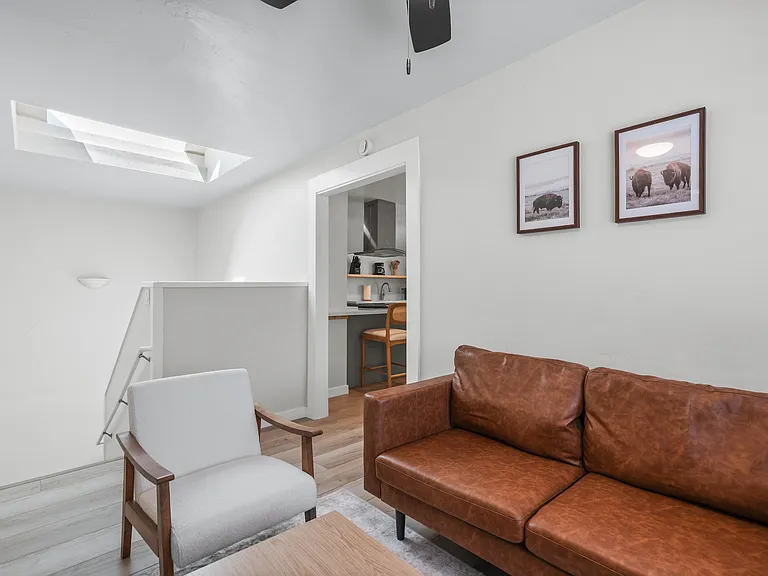 2010 Broadway #2010 — Photo 3