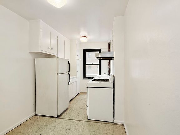 4th image of 415 Grand St APT E1005