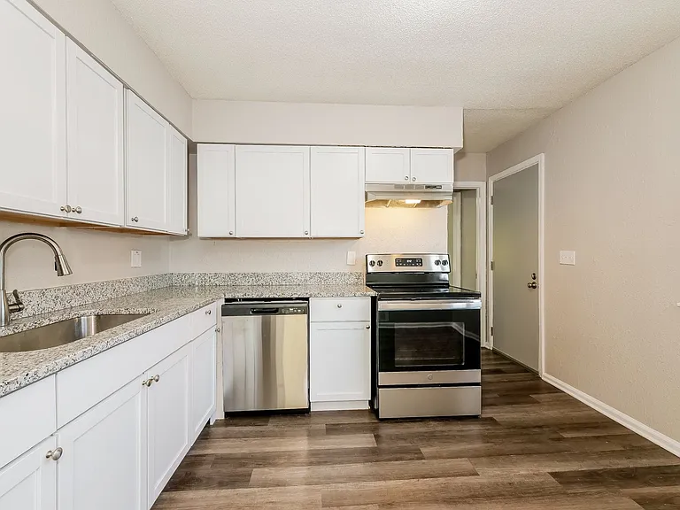 1692199_024_kitchen_13184131.jpg