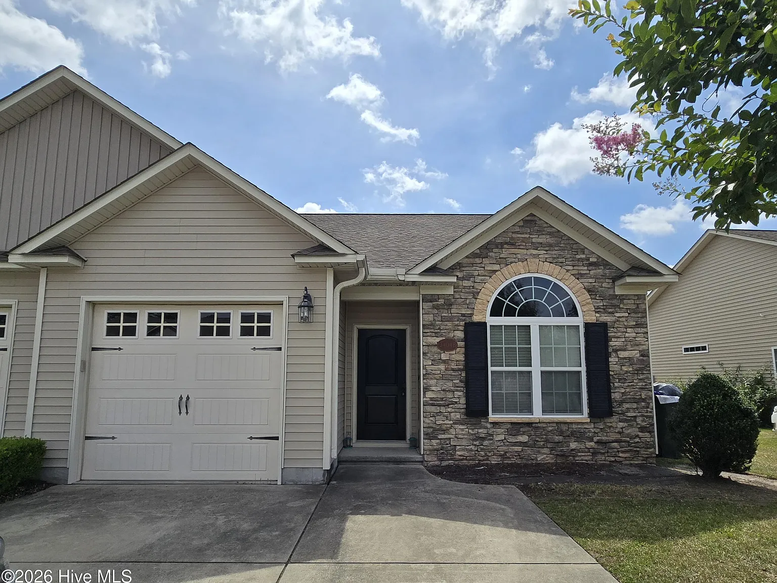 3 bed, 2.0 bath, 1356 sqft, $1,600 — Photo 1
