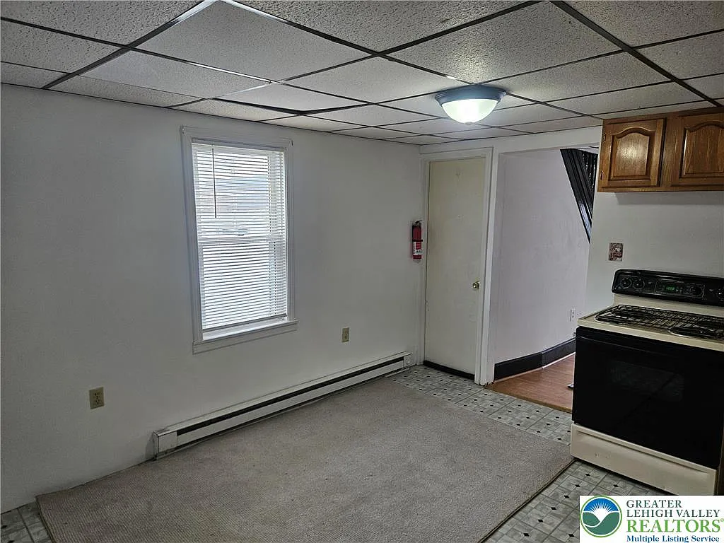 3 bed, 1.0 bath, 1000 sqft, $900 — Photo 4