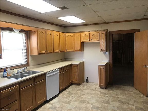 3rd image of 706 W 1st St