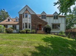 2 Woodstock Ln, Annandale, NJ 08801
