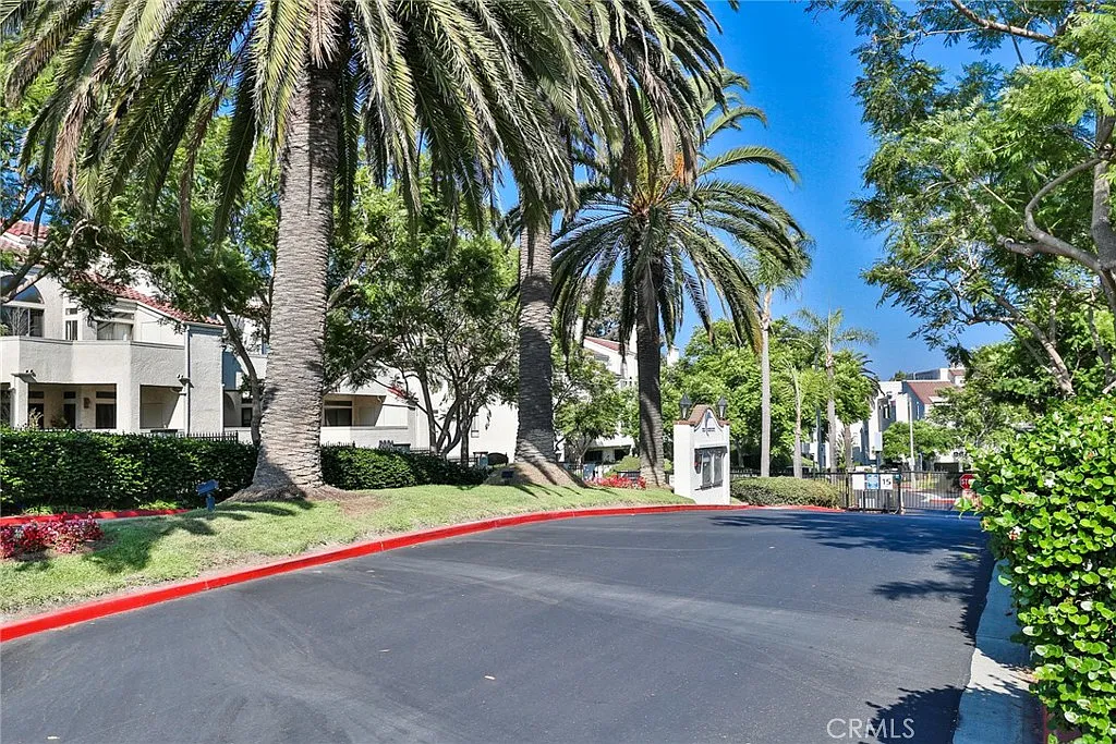 1 bed, 733 sqft, $2,700 — Photo 3