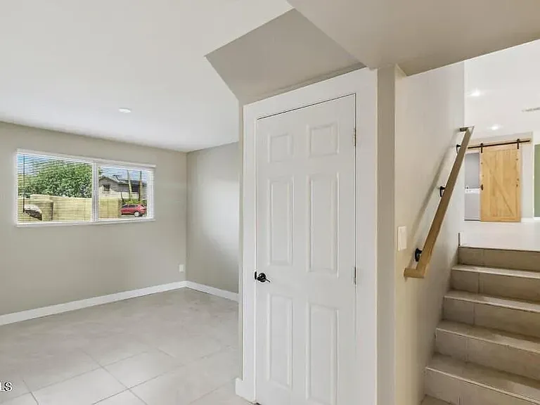 1737 E Manhatton Dr — Photo 9