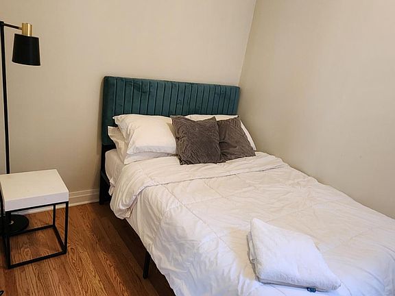 5th image of 928 S Claremont Ave APT 1R