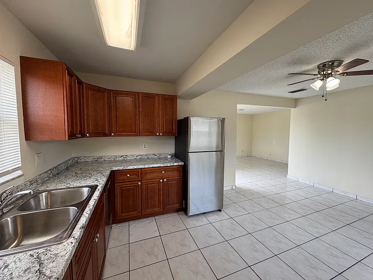 4371 Riverside Dr #D — Photo 2