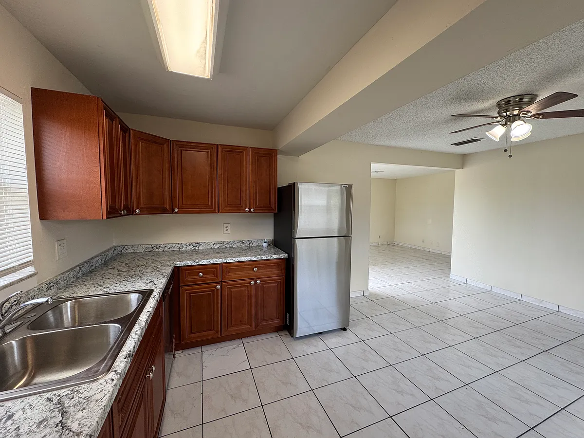 Building Photo - 4371 Riverside Dr #D