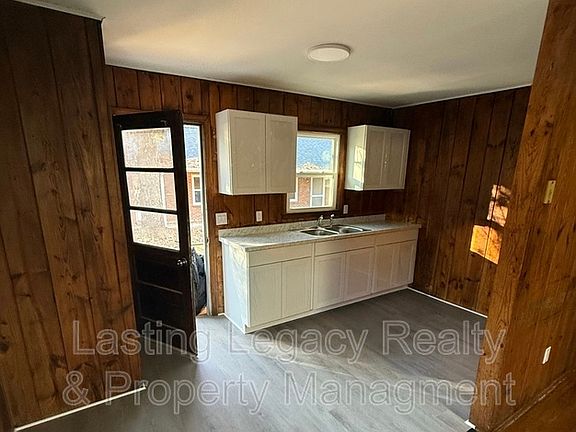 3rd image of 904 Marsh St