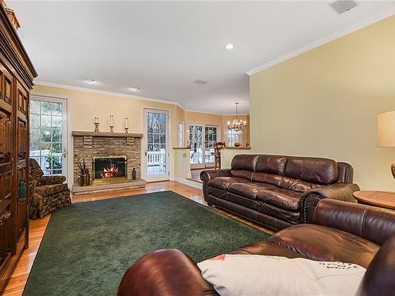 5th image of 2115 Chris Dr