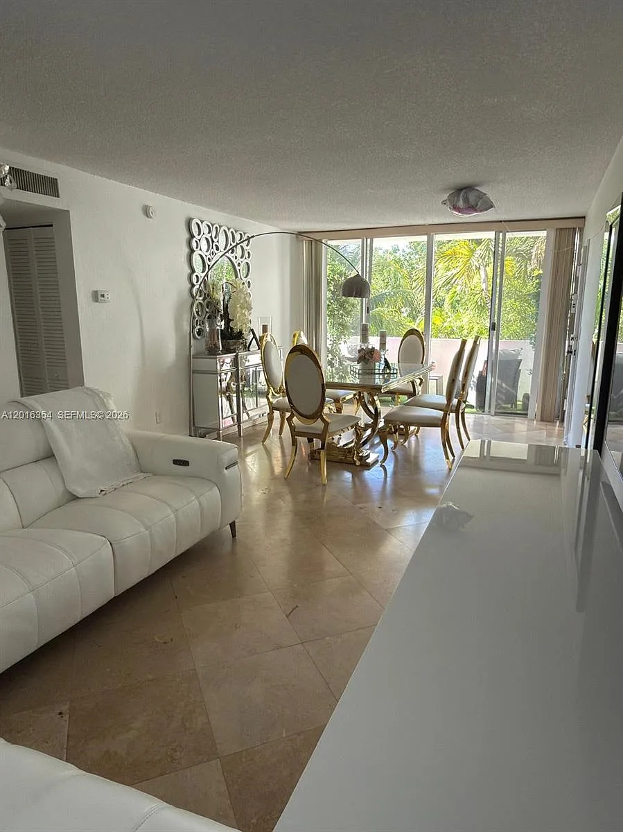 Building Photo - 2160 SW 16th Ave #320