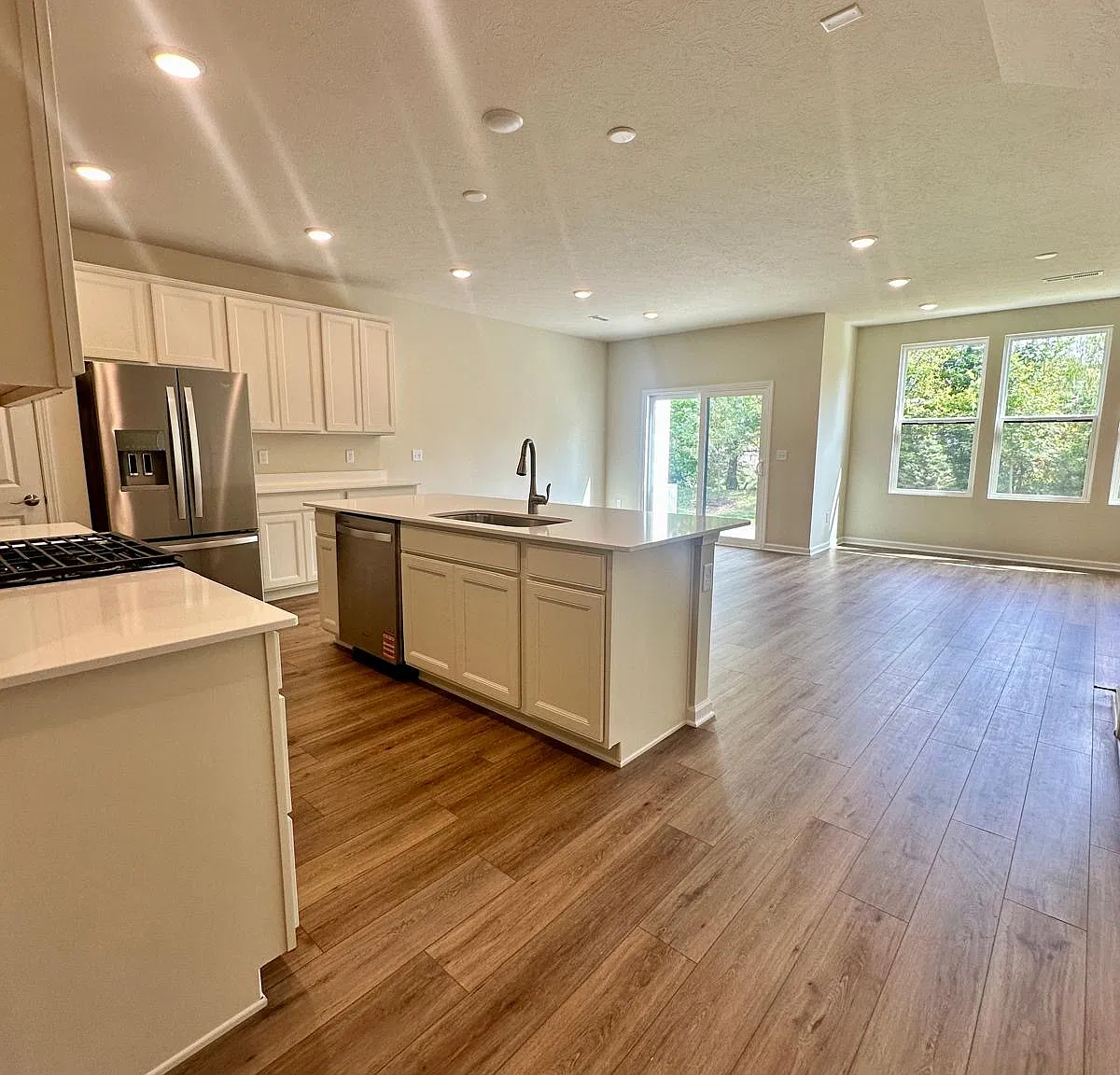 3 bed, 1883 sqft, $2,650 — Photo 2