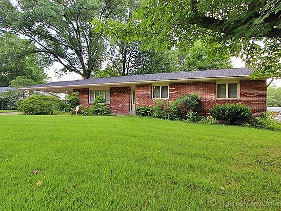 2nd image of 1716 Lyndhurst Dr