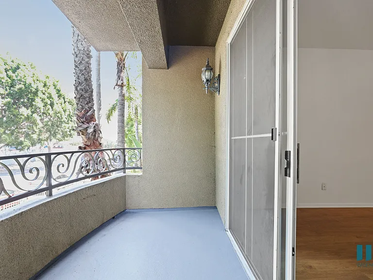 Large-Size Patio
