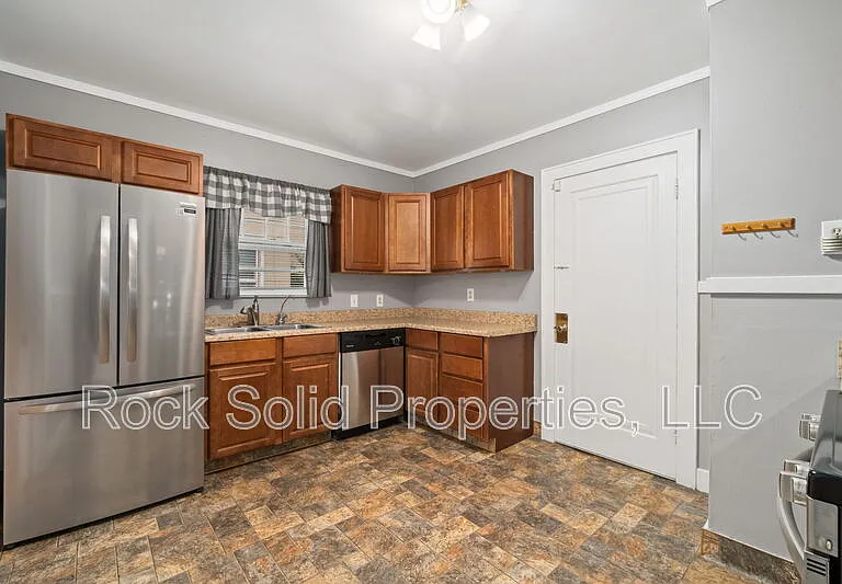 316 E 20th St — Photo 11