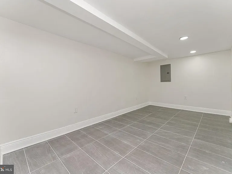 5426 Webster St — Photo 28