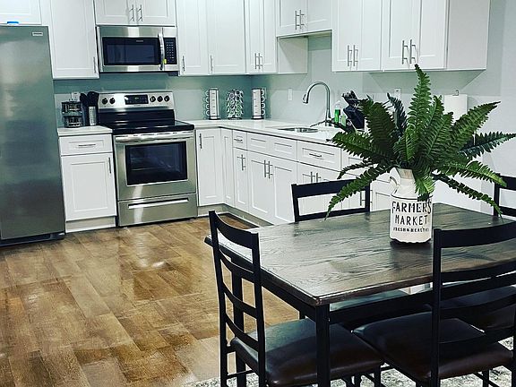 Beautiful eat in kitchen.