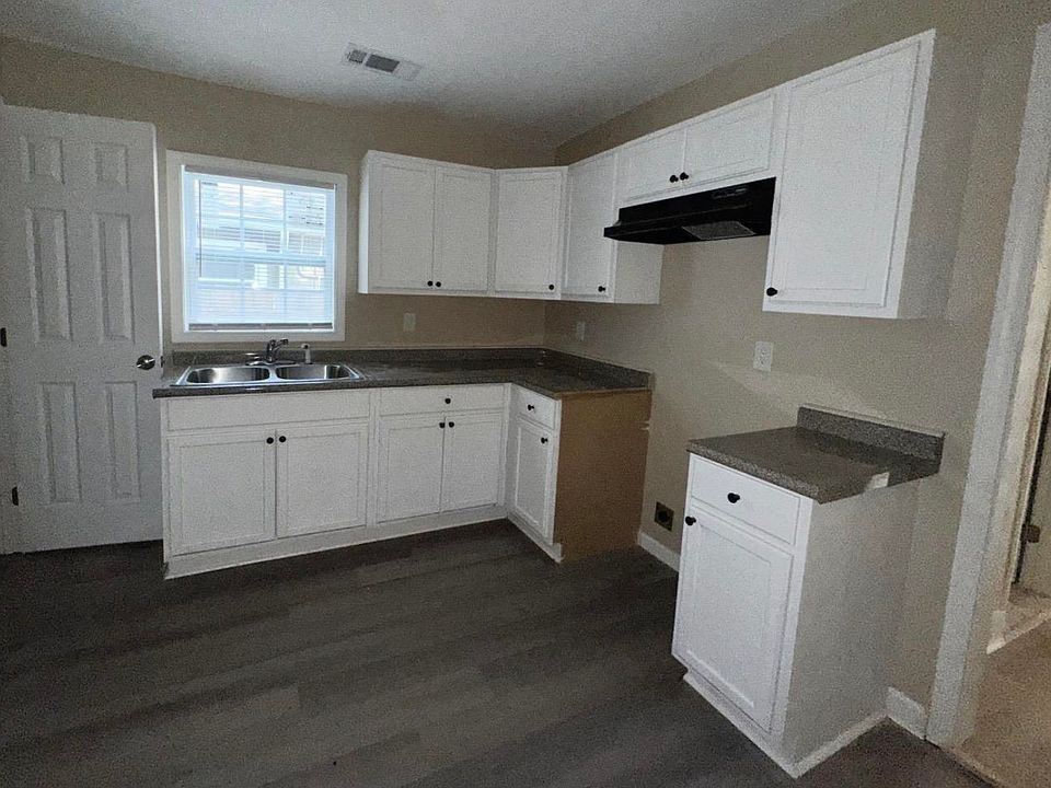 2nd image of 2372 Hunter Ave