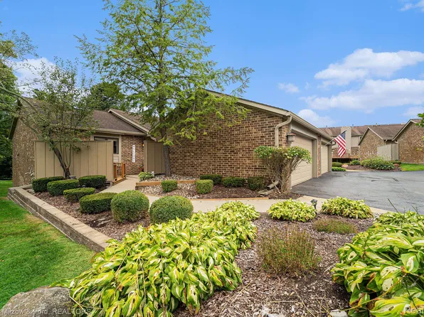 5728 Woodland Vw, Clarkston, MI 48346
