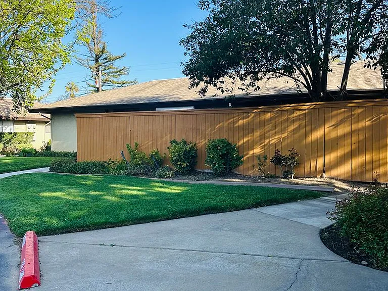 3829 Whitney Ave — Photo 3