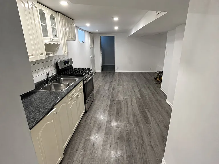 2467 Gerrard St E — Photo 2