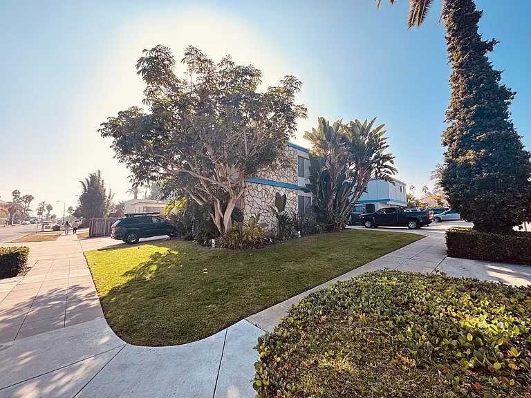 1875 Thomas Ave — Photo 1