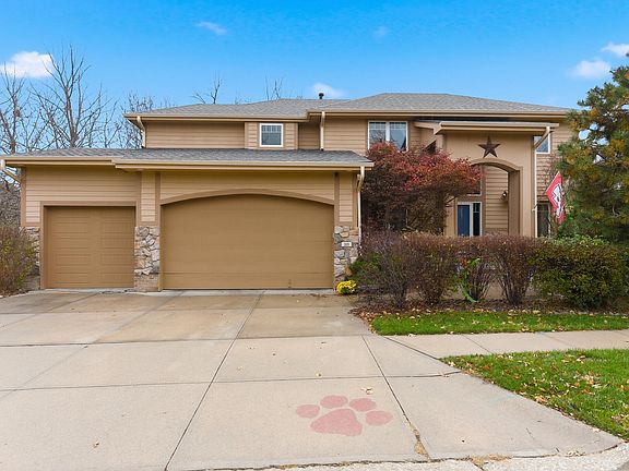 3rd image of 205 Parkwild Dr